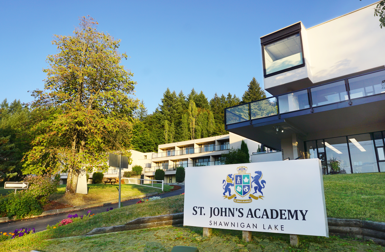 โรงเรียนมัธยม St. John's  , เรียนต่อแคนาดา , St. John's Acadmy , St. John's High School